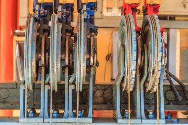 Demiryolu parça geçiş mekanizması