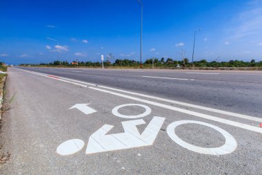Bisiklet şeritli yolda
