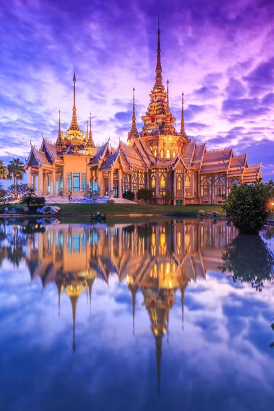 Wat tailandês ao pôr-do-sol na Tailândia — Fotografia de Stock