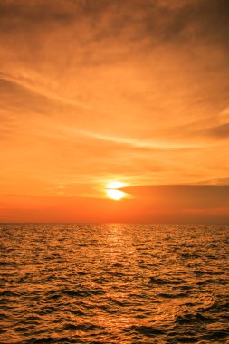 Sahilde günbatımı manzara