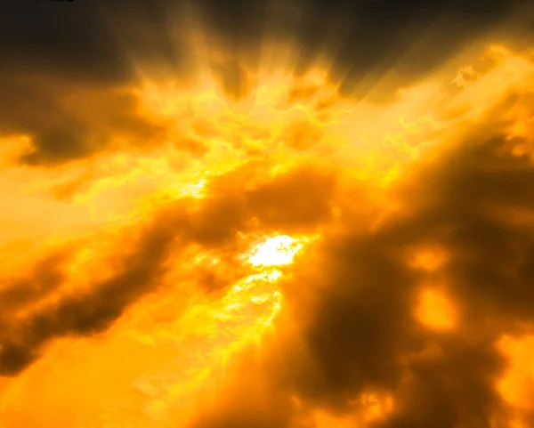 Rayos de luz a través de nubes — Foto de Stock