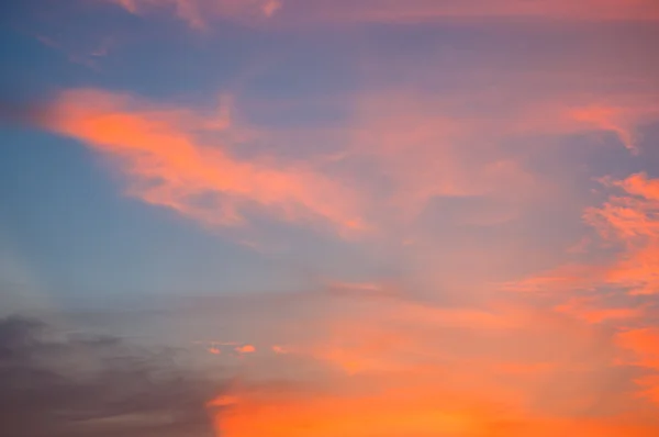 Himmel und Wolken bei Sonnenuntergang — Stockfoto