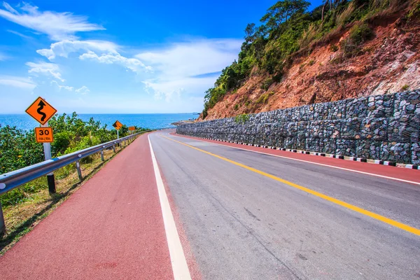 Küstenstraße und Meer — Stockfoto