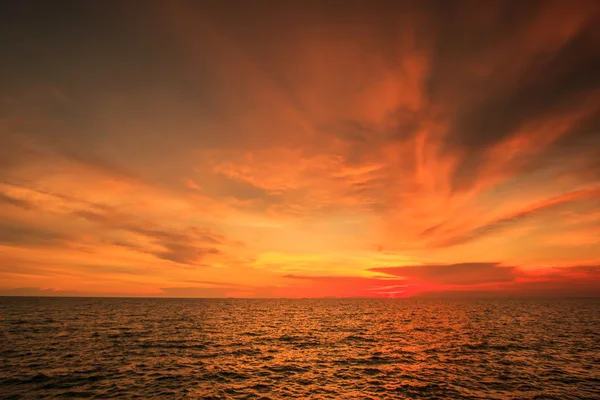 Liggande solnedgången på stranden — Stockfoto