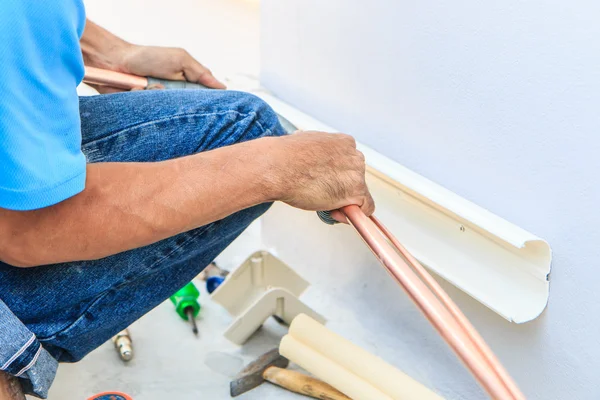 Homem instalar novo ar condicionado . — Fotografia de Stock