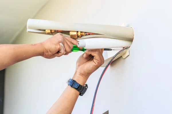 Preparing to install new air conditioner. — Stock Photo, Image