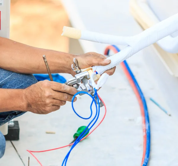 Preparación para instalar el aire acondicionado . — Foto de Stock