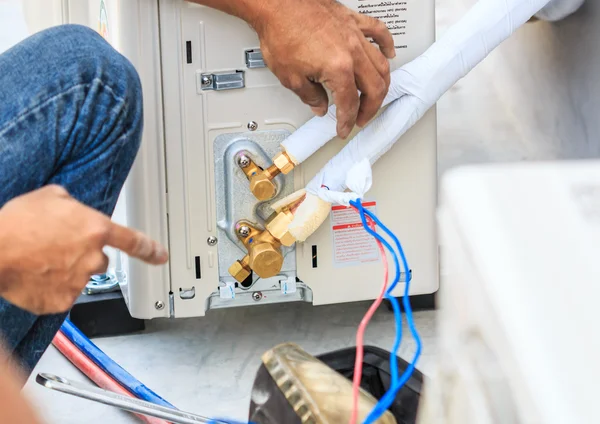 Vorbereitungen für die Installation einer Klimaanlage. — Stockfoto