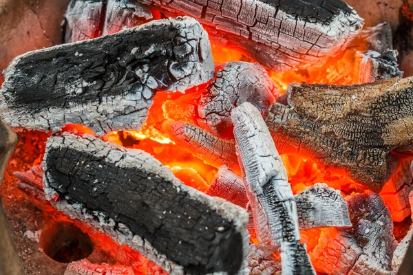 Brinnande träkol i kaminen — Stockfoto