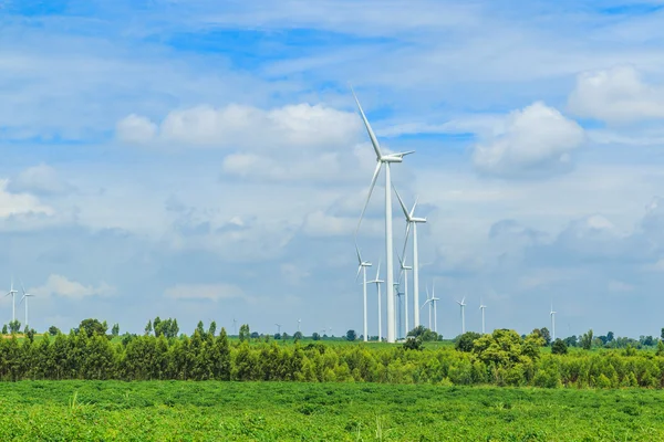 Turbiny wiatrowe i natura — Zdjęcie stockowe