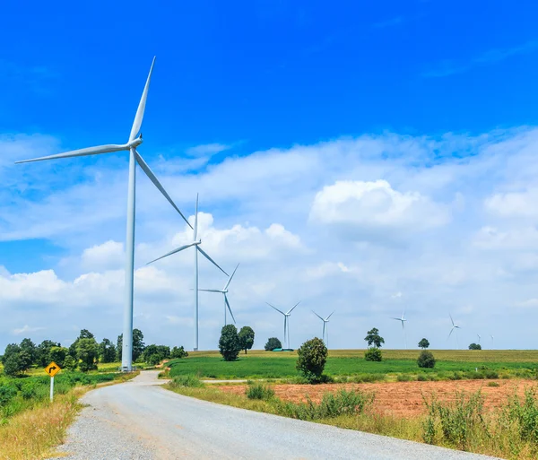 Turbinas eólicas y naturaleza — Foto de Stock