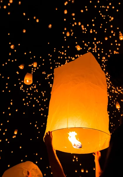 Lanternas flutuantes em Chiang Mai — Fotografia de Stock