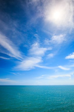 mavi deniz ve bulutlar