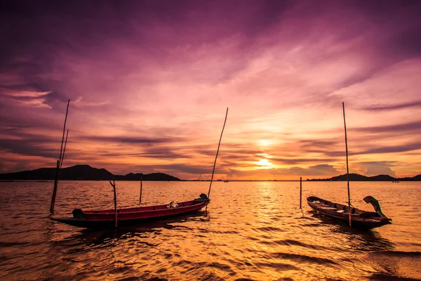 Landschap zonsondergang op zee en boten — Stockfoto