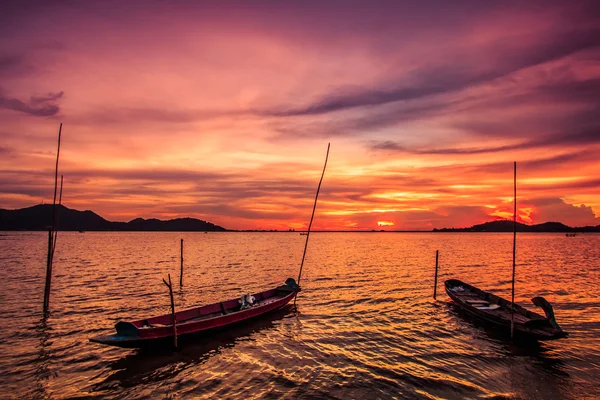 Pôr do sol paisagem no mar e barcos — Fotografia de Stock