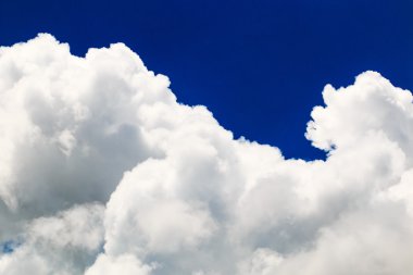 Bulutlu mavi gökyüzü