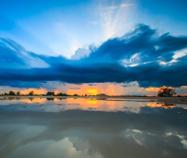 Solnedgång blå himmel och moln — Stockfoto