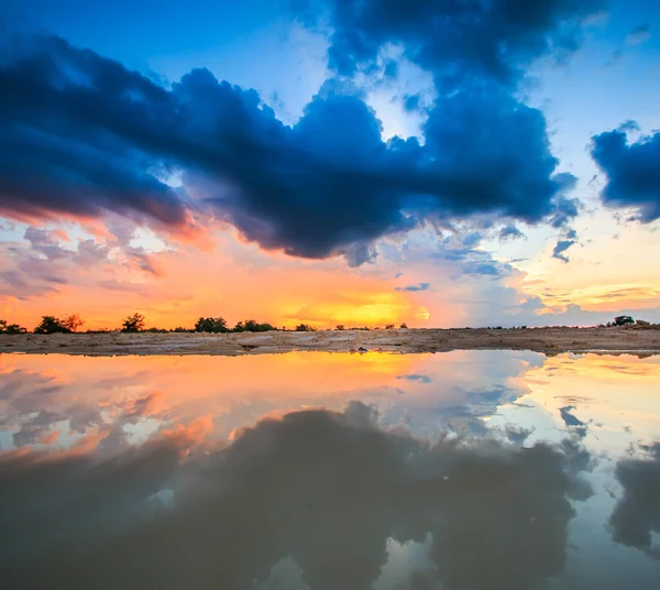 Puesta de sol cielo azul y nubes —  Fotos de Stock