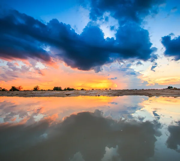 Solnedgång blå himmel och moln — Stockfoto