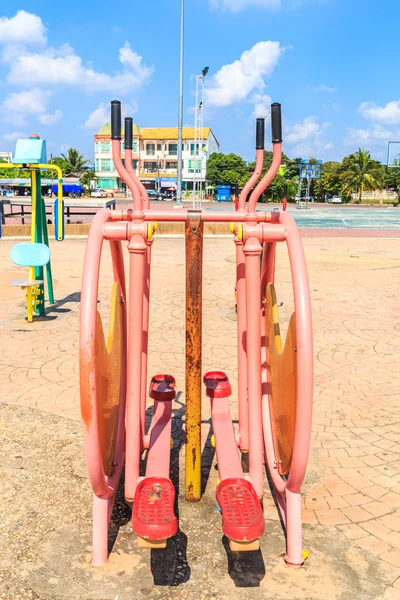 Parque público - equipamento de fitness — Fotografia de Stock