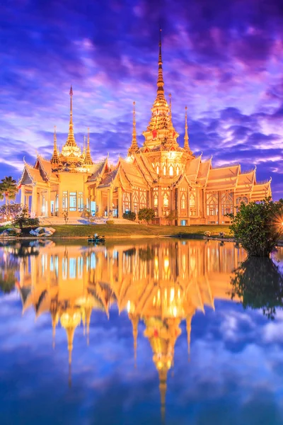 タイ語で寺院ワットの夕日 — ストック写真