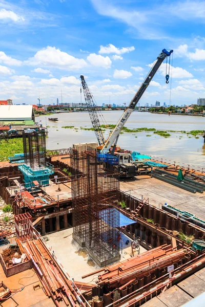 Chao Phraya nehrin karşısındaki beton köprü — Stok fotoğraf
