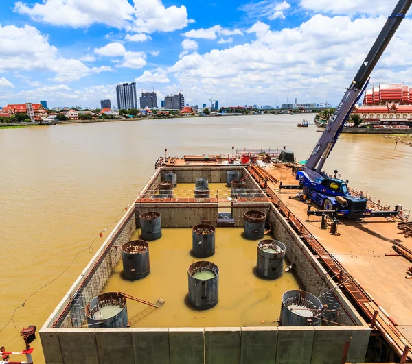 Betonbrücke über den Fluss chao phraya — Stockfoto