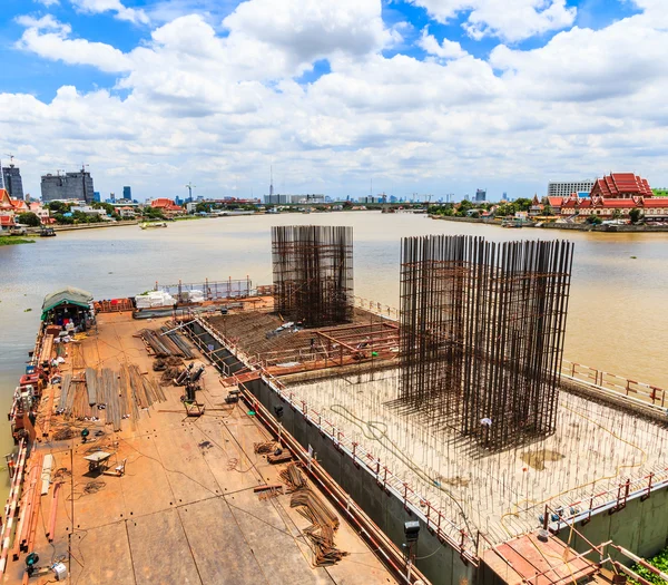 Chao Phraya nehrin karşısındaki beton köprü — Stok fotoğraf