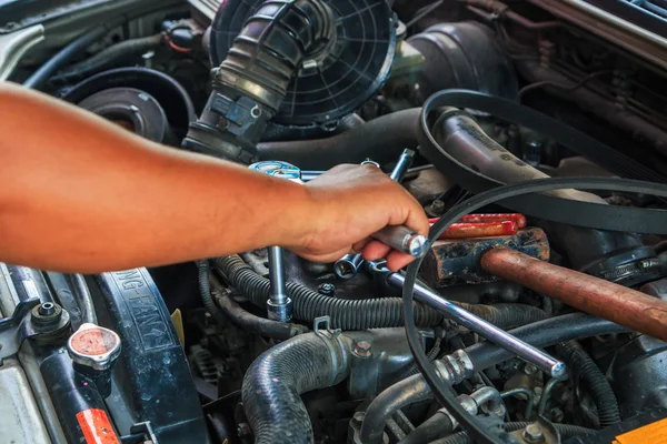 Engine mechanic working in  repair shop — Stock Photo, Image