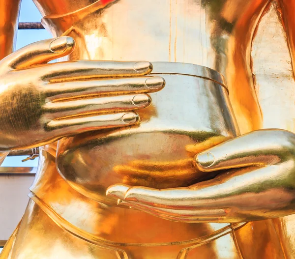 Buddhas hand innehav skål — Stockfoto