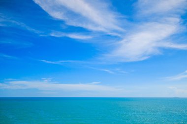 mavi deniz ve bulutlar