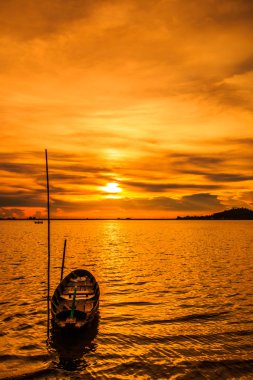 gün batımında tekne ve deniz