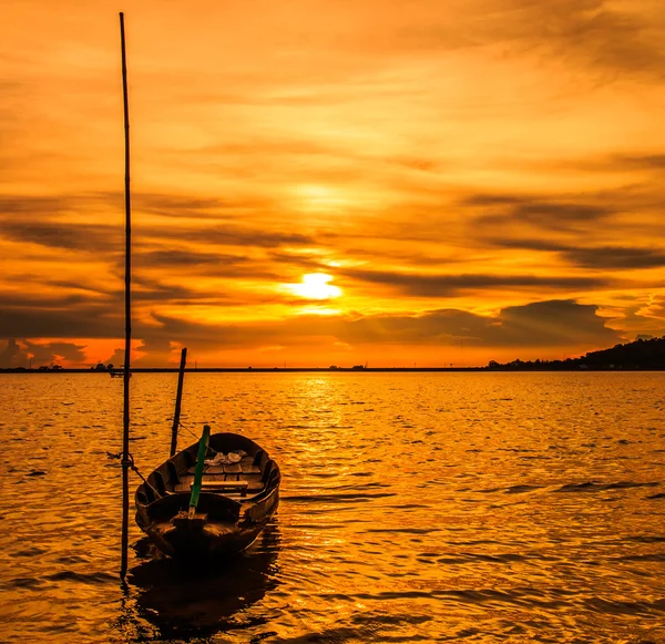 Pôr do sol no mar e barco — Fotografia de Stock