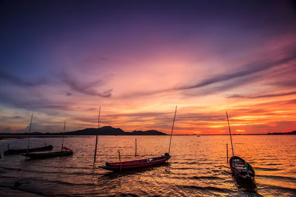 Zonsondergang op zee en boten — Stockfoto