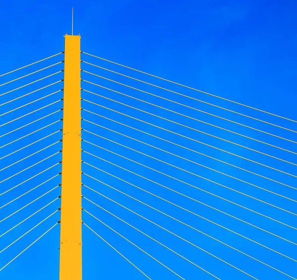 Detalle del puente y el cielo azul — Foto de Stock