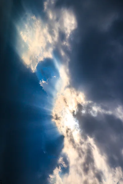 Rayons de lumière brillants à travers les nuages — Photo