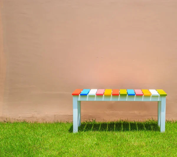 庭の木製ベンチ — ストック写真
