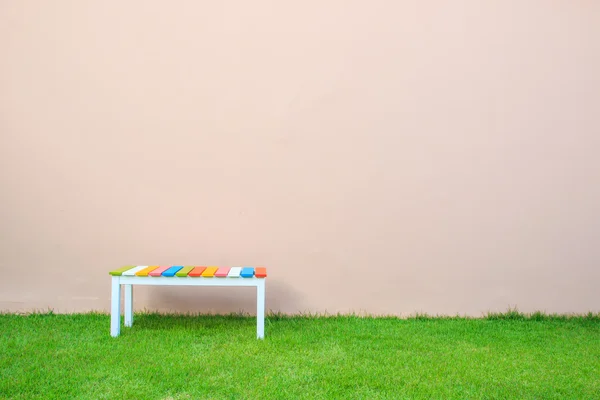 Banc en bois dans le jardin — Photo