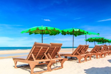 Şezlong ve şemsiyeler