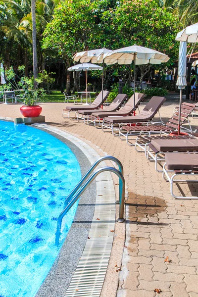 Piscina con escalera — Foto de Stock