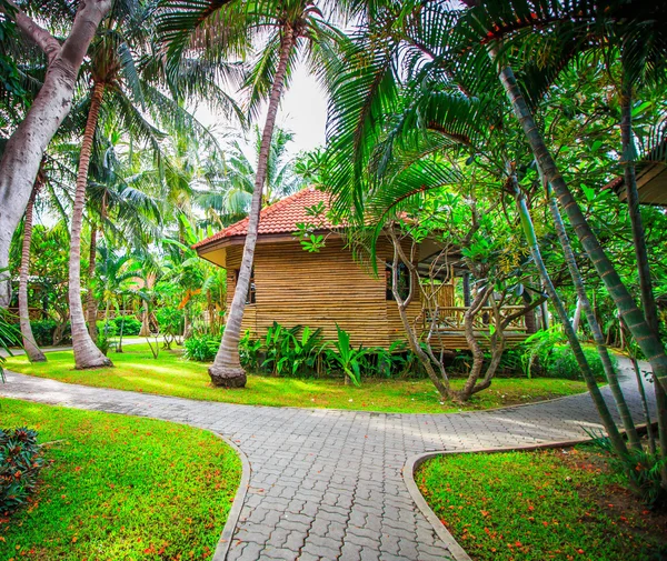 Weg naar het strand in tropische resort — Stockfoto