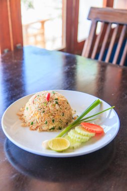 Tayland usulü kızarmış pirinç.