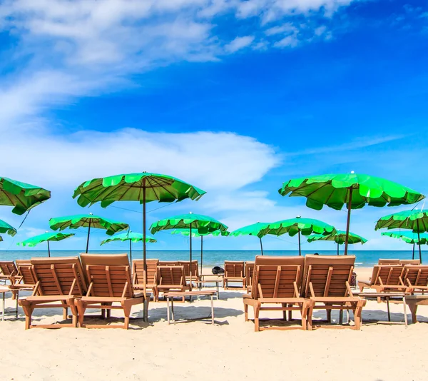 Chaises longues sur la plage — Photo