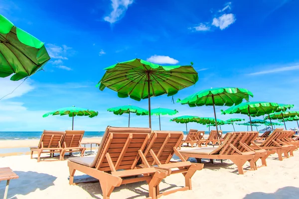 Tumbonas en la playa — Foto de Stock