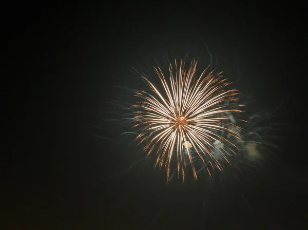 Buntes Feuerwerk am Himmel — Stockfoto