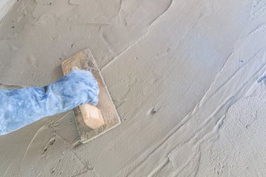 İşçi sıvacı beton ile