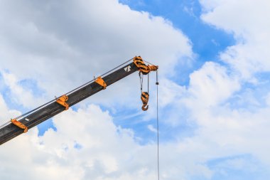 Endüstriyel vinç ve gökyüzü