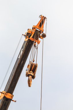 Endüstriyel vinç ve gökyüzü