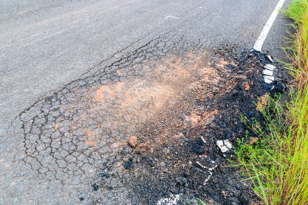 损坏的公路路 — 图库照片