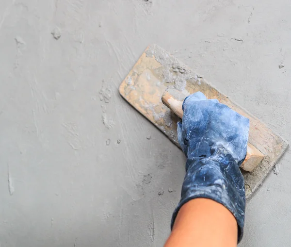Рабочий с штукатурным бетоном — стоковое фото